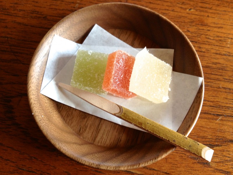 湯布院的無量塔旅館，以木器裝盛純法國手作的水果軟糖，做成菱餅，慶祝女兒節的到來。（作者提供）