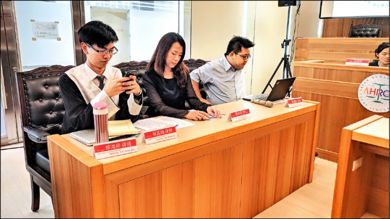模擬法務部、司法院的代表出自律師界及學界，認真看卷訴訟。（資料照）