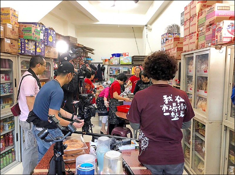 李明璁走進台灣菜市場找故事，製作出4K高品質節目。
（公視提供）