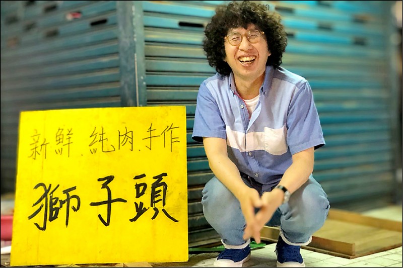 李明璁頂著獅子頭逛菜市場巧遇獅子頭。（公視提供）