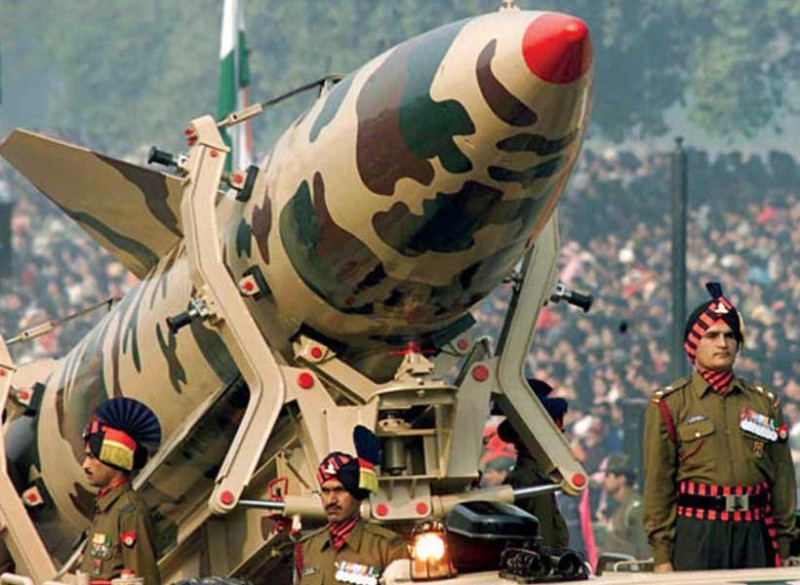 1974年印度首次進行核試爆，1998年再進行5次試爆，存有多種目的，包括證明自己是核武強權、改善與中國關係正常化、化解中國協助敵國巴基斯坦軍備的威脅、減少對蘇聯的軍事依賴、以及引起美國重視。（moderndiplomacy.eu）