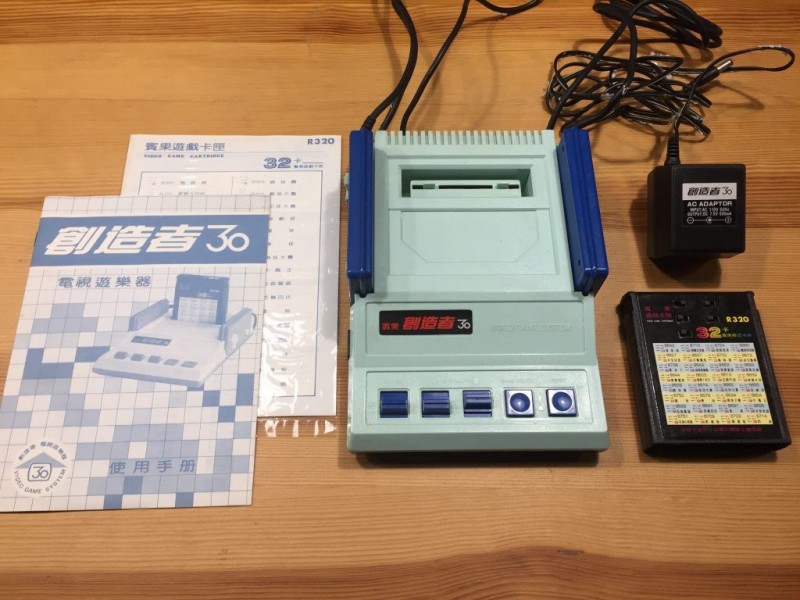 「創造者30」主機，雖是一台Atari 2600相容機，但已經有類似任天堂紅白機的外型配置。此為作者的收藏品。（作者提供）