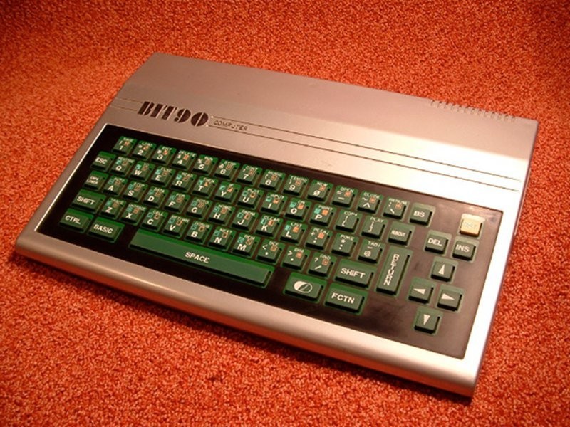 普澤早期推出的家用電腦「BIT-90」，要像遊樂器那樣接在電視上來顯示。（圖片來源：網路）
