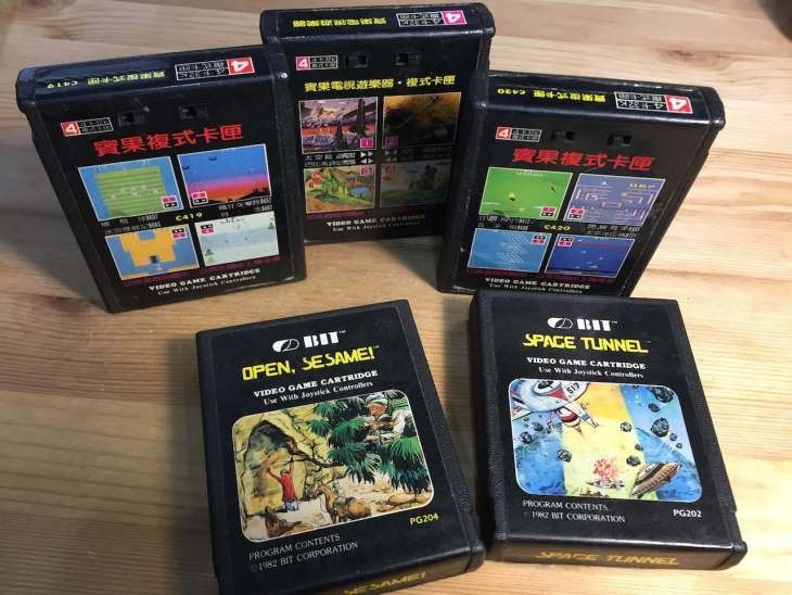 普澤的各式Atari 2600合卡與上有版權標示的原創遊戲。（作者提供）
