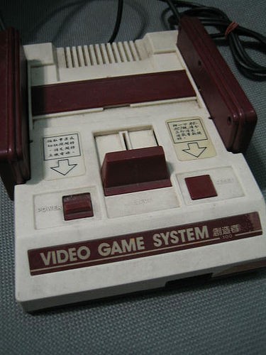 「創造者100」。雖然作工還是較當時一般FC相容機用心，但外型上一點都沒有創造性了。（作者提供）