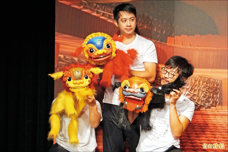 《劍獅出巡》，結合圖畫書、布袋戲、舞獅等元素。（記者何宗翰攝）