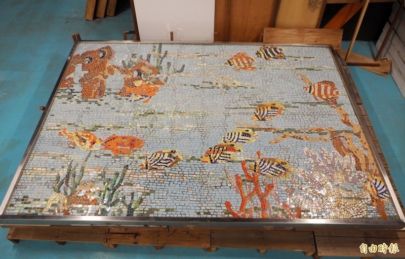 這幅名為「熱帶魚」的作品，是顏水龍1973年應電光牌衛浴設備公司之邀所創作的。這件重達600公斤的馬賽克鑲嵌畫，呈現水中世界的熱鬧與多姿多彩。（資料照）