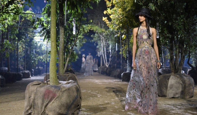 Dior服裝秀上的樹木佈置，在秀後那些樹將被移植到花園（thepeakmagazine.com.sg）