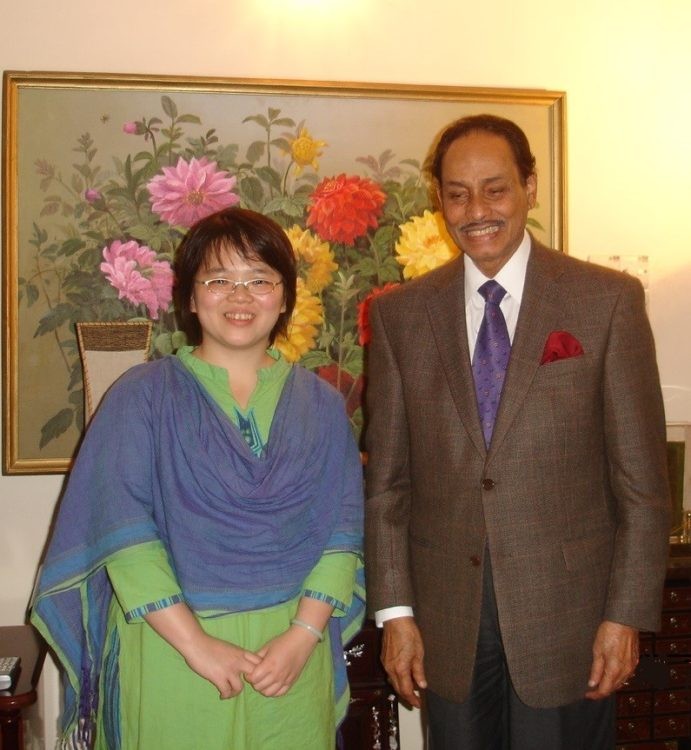 筆者與已故總統厄沙合影。