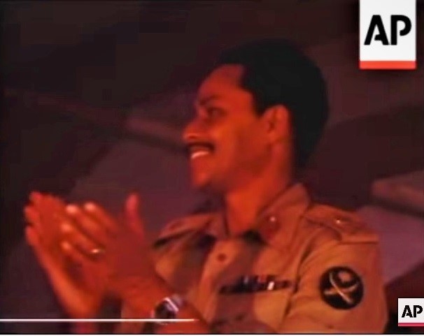 身著軍服的厄沙總統（圖片來源：美聯社AP影片截圖）