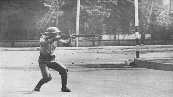 政府軍朝教育部附近的非武裝學生開槍（圖片/Ekushay TV）