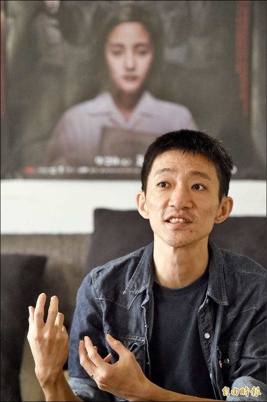 《返校》導演徐漢強接受文化週報專訪。（記者羅沛德攝）