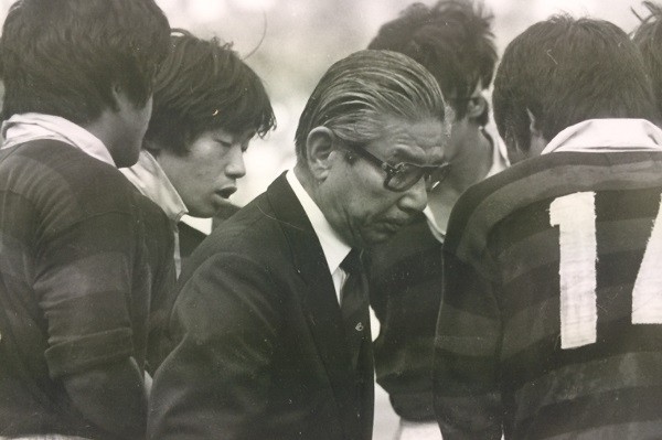 擔任早稻田大學橄欖球蹴球部監督的大西鐵之祐（中），自1950年以後，連續擔任五季監督，奠定了早大在日本橄欖球界的地位。（圖：網路）