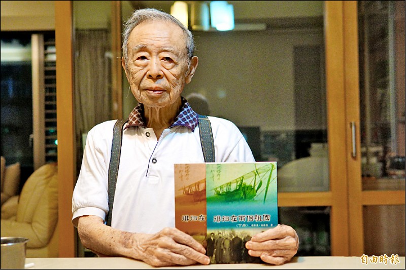 謝東漢等了60年，才將父親的傳記出版。（記者何宗翰攝）