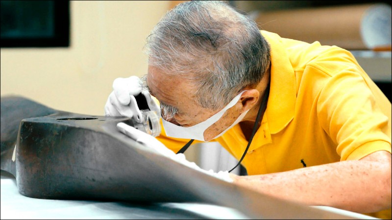 謝東漢找他父親使用的螺旋槳。（影想文化藝術基金會提供）