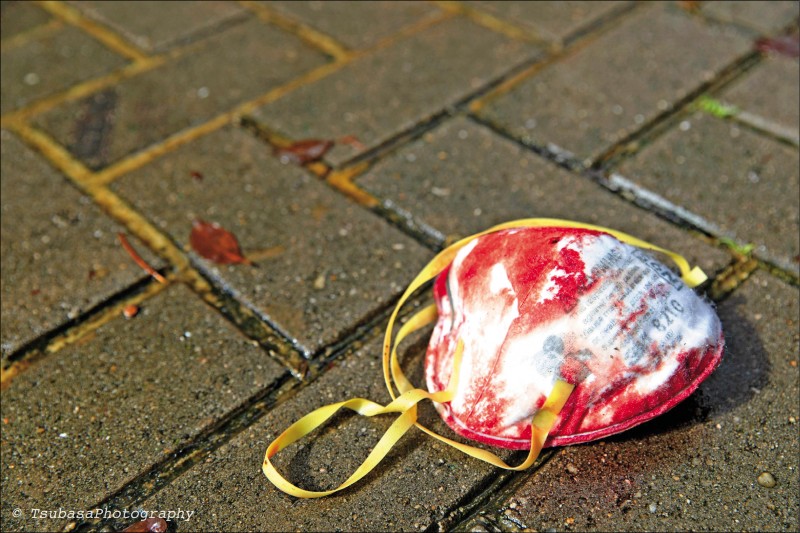 香港反送中抗爭6個多月來，黑警、暴警事件頻傳，示威民眾拿來抵禦催淚瓦斯的口罩染上鮮血成鐵證。（李惠仁提供）