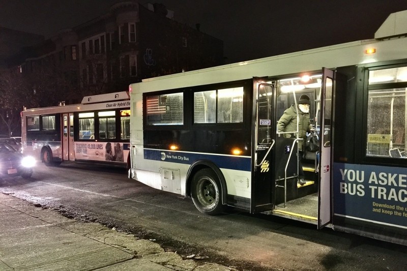 紐約市公車龜速的問題相當嚴重，往往到後來變成等待時間非常久，一次卻同時來兩三班公車的現象。（圖：作者提供）