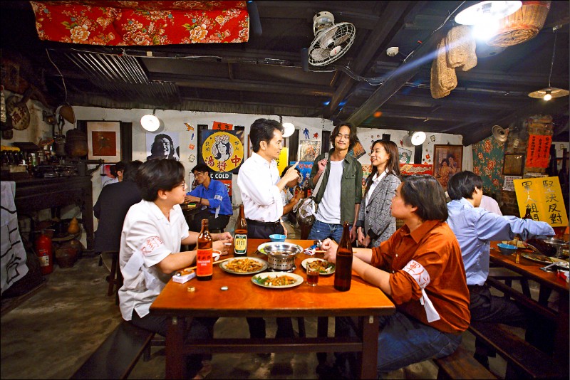 《國際橋牌社》到民主搖籃「阿財的店」取景。（馬克吐溫提供）