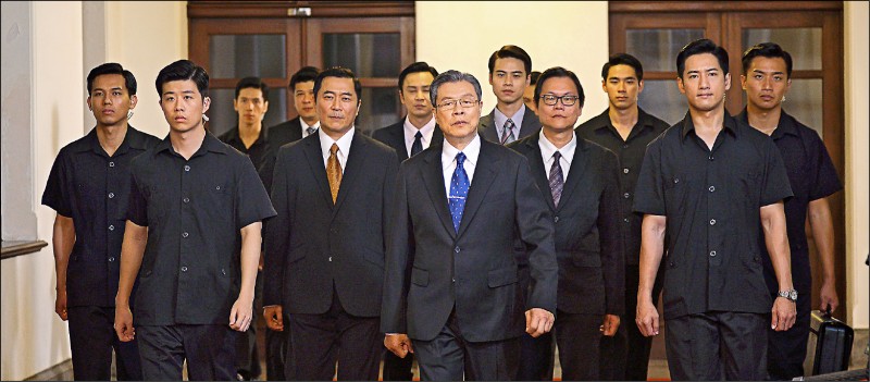 《國際橋牌社》避開了政治人物真實姓名，卻也營造出對號入座的猜謎趣味。
（馬克吐溫提供）