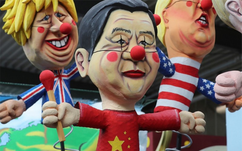 「在台灣，死1人是悲劇事件；在中國，死1萬人只是統計數字！」可用來形容台灣、中國對武漢肺炎的認知差異，真的天差地別！圖為嘲諷習近平的玩偶。（路透社）