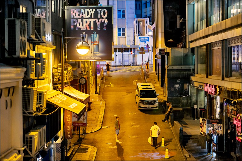 武漢肺炎延燒全球，香港為防止群聚感染，週一起所有娛樂場所關門14天，原本夜夜笙歌的蘭桂坊早已門可羅雀。（歐新社）