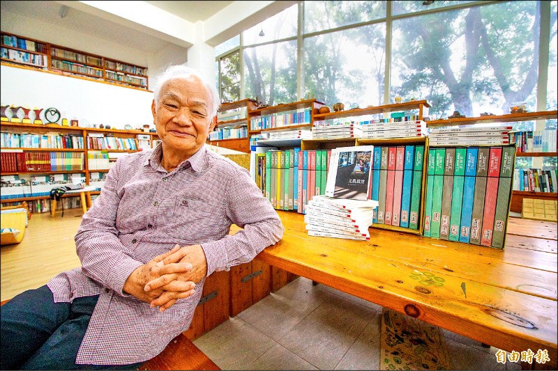 吳晟花了兩年時間蒐集北農事件的資料，寫成《北農風雲》一書。（記者何宗翰攝）