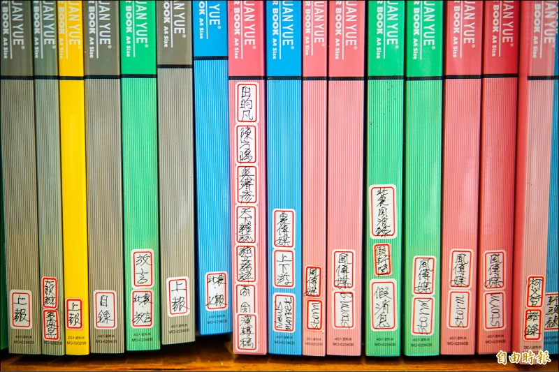 吳晟整理的20多本資料夾中，「柯文哲語錄」獨立佔了一本。（記者何宗翰攝）