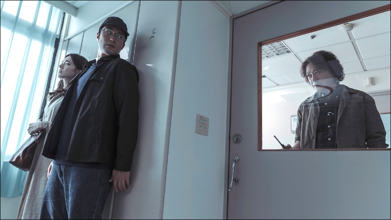 張孝全與許瑋甯在劇中組成另類拍檔，兩人背著刑警隊長王識賢秘密追查案情，過程險曝光行蹤。 （瀚草影視提供）