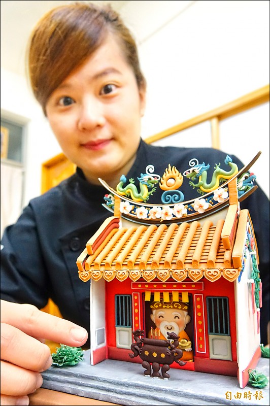 李冠瑩也教人做糖霜土地公廟，下面還會壓著發財金，供奉土地公的三柱香長短也考究民俗學。（記者劉信德攝）