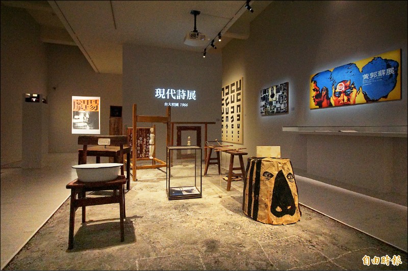 「未完成，黃華成」展中試圖還原1966年台大校園裡現代詩展的場景。（記者何宗翰攝）