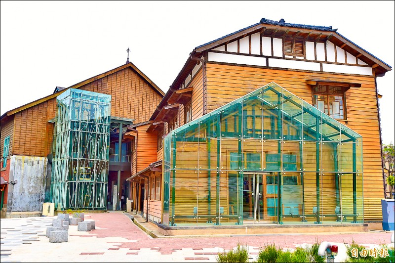 鐵道部博物館，古蹟修復增設電梯及玻璃帷幕，新舊並陳。（記者塗建榮攝）