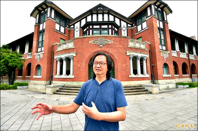 建築師許伯元用「穿越」形容鐵道部修復工程，讓民眾一踏進博物館就有穿越時空的錯覺。（記者塗建榮攝）