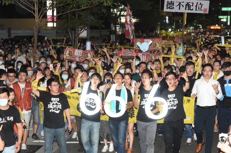 圖為：高雄市長韓國瑜罷免案6月6日投票，罷韓團體3日晚間持續舉行遊行活動，壯闊台灣聯盟發起人吳怡農（前中）現身，眾人高喊「6月6日、非韓不投、堅定罷韓」口號。（中央社資料照）