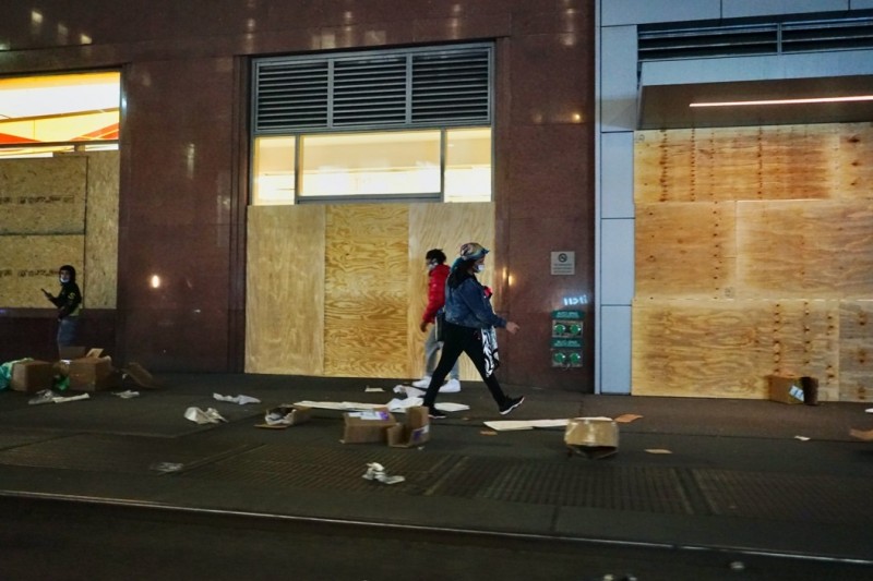 曼哈頓鬧區店家被搶劫的物品散落街頭，也被路人撿拾。（圖：作者提供）