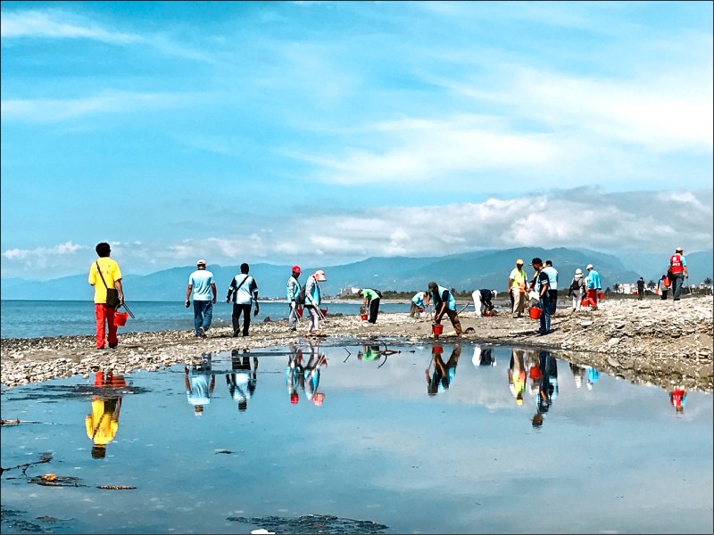 今天是通過「海洋基本法」後的首個「國家海洋日」。圖為花東海岸淨灘。（資料照，海巡署東部分署提供）