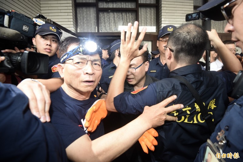 國民黨立委28日下午突占議場，過程中與警方爆發衝突。圖為國民黨立委賴士葆。（資料照）