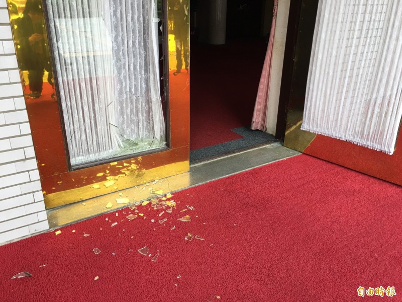 國民黨立委28日下午突占議場，並打破議場大門玻璃破門。（資料照）