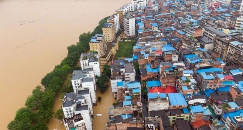 近一個月涉及二十六省份的重大洪水災情，正如毛澤東所云「江河橫溢，人或為魚鱉」，他們沒有現身指揮與關心。圖為中國南方各省日前連日暴雨不斷，大洪水沖入民宅區。（圖取自微博）