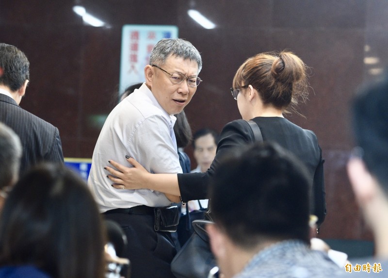 柯文哲（左），就是典型的例子。二○一四前，他自稱墨綠，被汙名為皇民後裔，簡直與藍紅不共戴天。但是，流露交流的興趣之後，他便開始倡導「兩岸一家親」，從墨綠轉為淡綠，綠白合走到藍白拖，中國甚至有人期待他成為「內應」。（資料照）