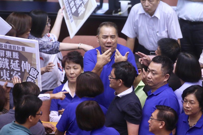 國軍擬在台東豐年機場設阿帕契直升機基地，這是台灣整體防衛的重要一環，國民黨立委廖國棟（後中）等不但帶人抗議阻攔，更指稱這是「配合美國、挑釁中共」。（中央社資料照）