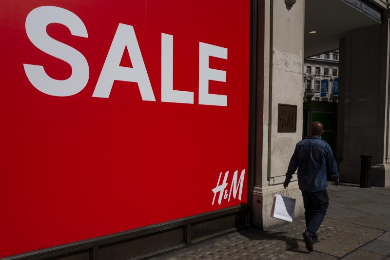 受到疫情嚴重衝擊的還有快時尚品牌。H&M日前才宣布在2020年將關閉170家店並減緩展店速度。（Bloomberg）
