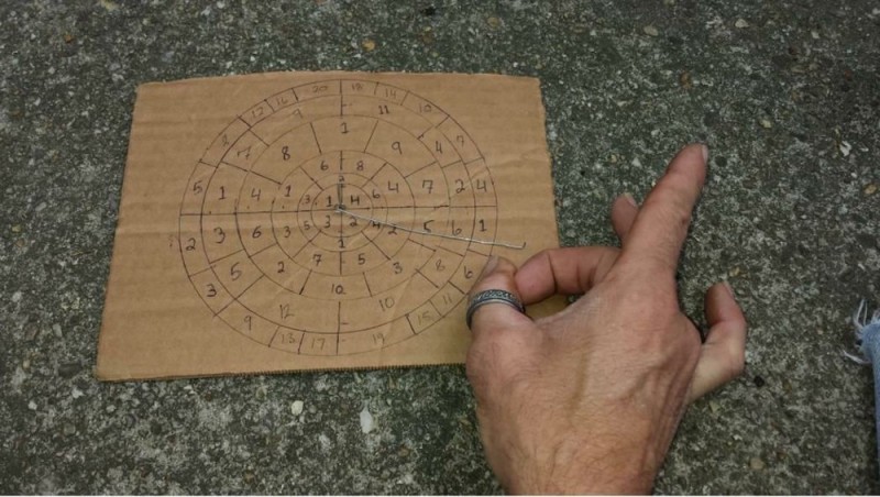 以紙板及鐵絲土炮而成的「Spinner」，可以發揮多面骰的功能。（網路）