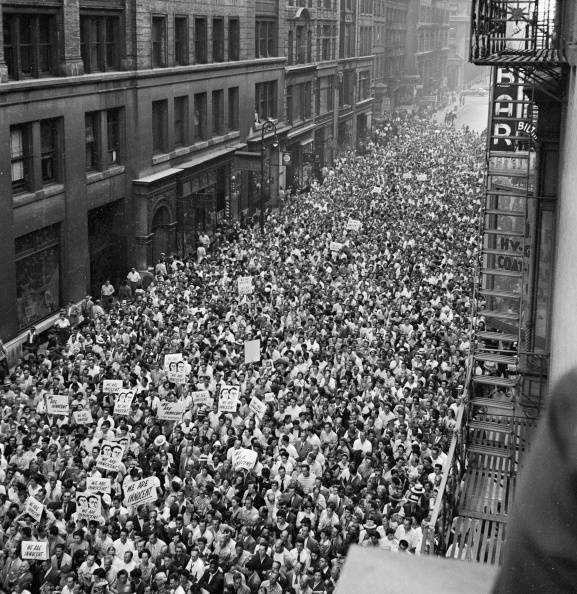 羅森堡執行死刑前一天，大約5千人舉行示威遊行。然而根據最高法院的裁定結果，仍然無法挽回羅森堡夫婦的性命。（圖：網路）