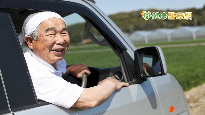 專家提醒，無論長輩們仍在駕駛、有限制地駕駛，還是必須完全放棄駕駛的狀態，如果發現長輩們車上有新的痕跡和刮痕、駕駛習慣發生重大變化、看不清楚道路標誌等情況都是高危駕駛警訊，應特別留意多關心陪伴他們，協助他們尋找共乘汽車或是其它大眾交通等替代性的交通方案，讓銀髮族群在身體老化階段，也能享有安全照護。（健康醫療網提供）