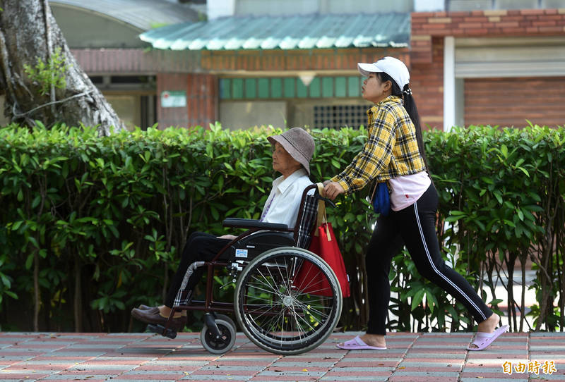 在新冠肺炎爆發前的台灣近十年間，每年平均引進外籍看護數皆有近1萬人次的成長，在108達到歷年引進看護工總數的新高，約26萬人。然則，109年度，首次出現負成長，至10月底止，已較去年短少8千名看護工引進。（資料照／示意圖）