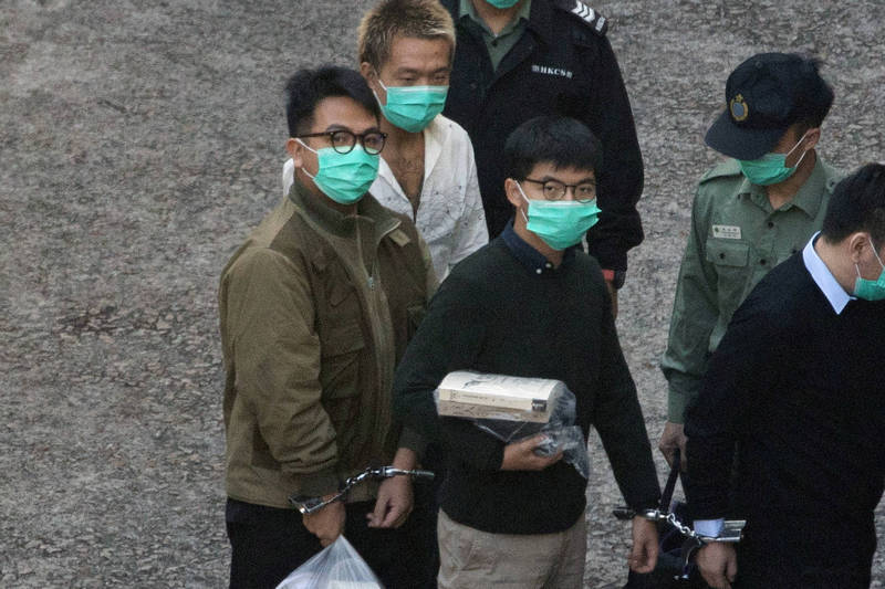 中共將香港反送中運動的眾志3子黃之鋒（中右）、周庭、林朗彥（中左）關進監牢，力挺反送中的媒體人黎智英也隨後被押入獄。（歐新社）