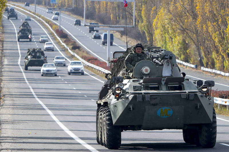 根據亞塞拜然與亞美尼亞的停戰聲明協議條款，亞塞拜然可取回被佔領的領土，亞美尼亞軍隊將撤出納卡佔領區，留下俄羅斯維和部隊以及保留納卡到亞美尼亞之間的一條通道。（AP）