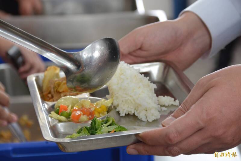 學生午餐費用屬代收代辦費，實際所需費用因各地食材、運輸與人力等相關成本而異。不過教育部規定，學校午餐食材占收費比率至少要達七成以上。（本報資料照）