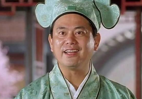 在電影《唐伯虎點秋香》中，祝枝山是個敗家公子，沒事就找唐伯虎要錢消災。但事實正好相反，祝枝山不但有錢、仗義，還很擅長草書。圖為陳百祥在電影中所以飾演的祝枝山。（網路截圖）