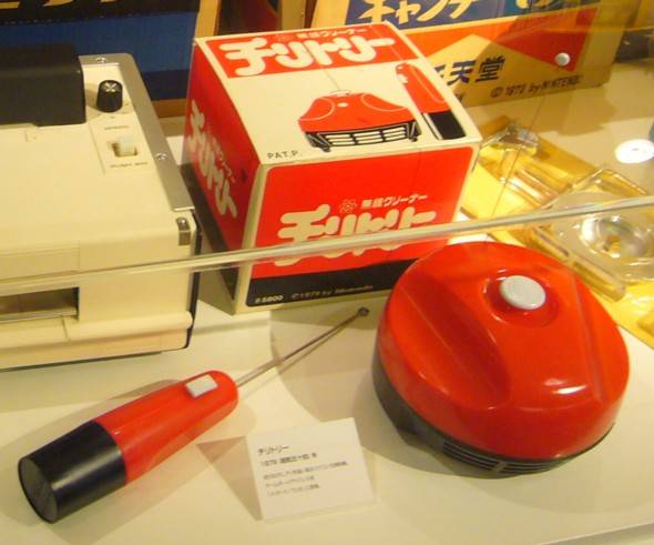 無線遙控小型吸塵器「チリトリー」，似乎並沒有人認為它是掃地機器人的始祖。（網路）